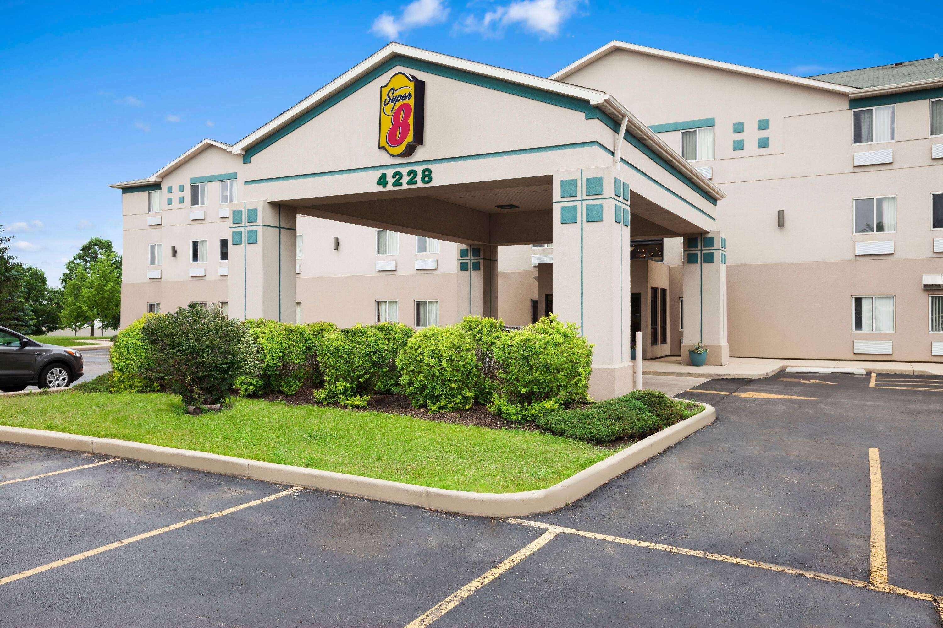 Super 8 by Wyndham Aurora | Enjoy Illinois