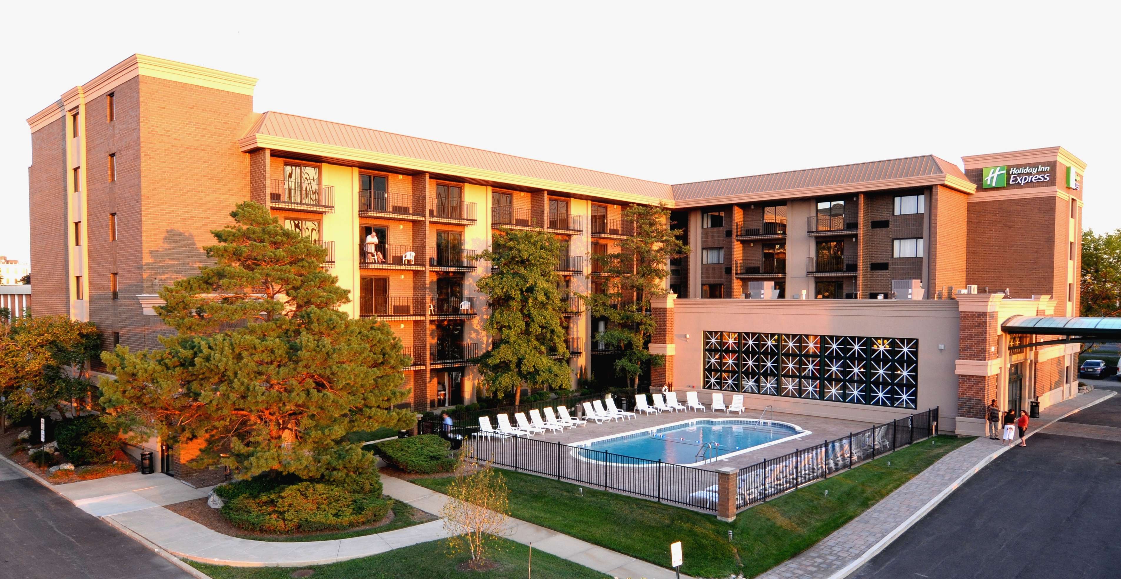 Holiday Inn Express Rolling Meadows - Schaumburg | Enjoy Illinois