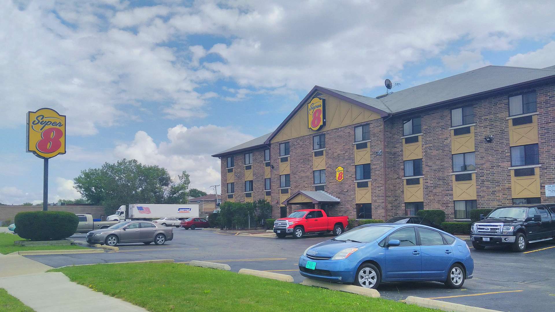 Super8Bridgeview__Resampled.jpg